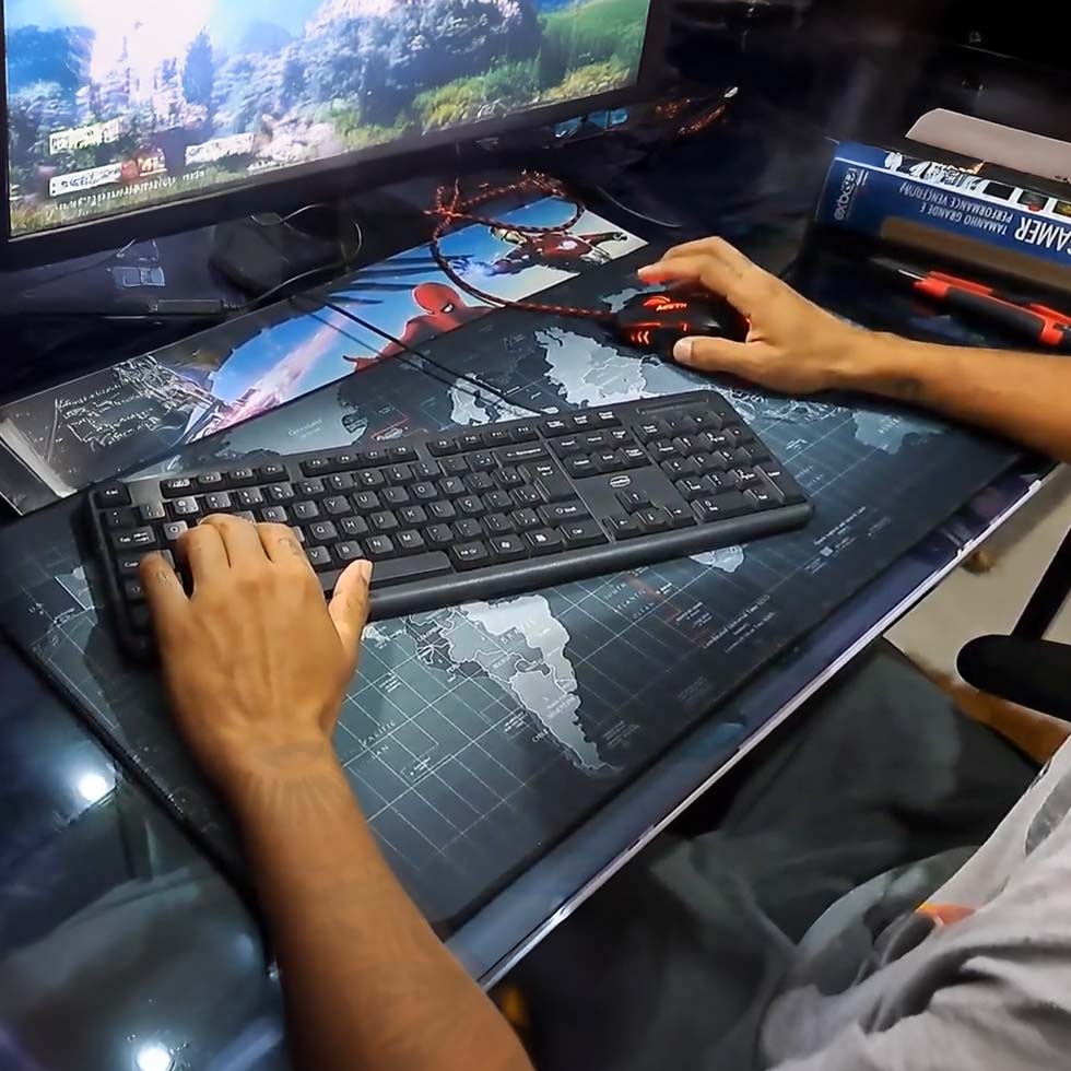 <b>Mapamundi Mousepad XXL.</b> Libera tu espacio, domina tus movimientos.
