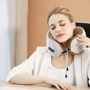 Mujer usando Neck Relaxer durante su jornada laboral, aliviando tensión cervical en su escritorio