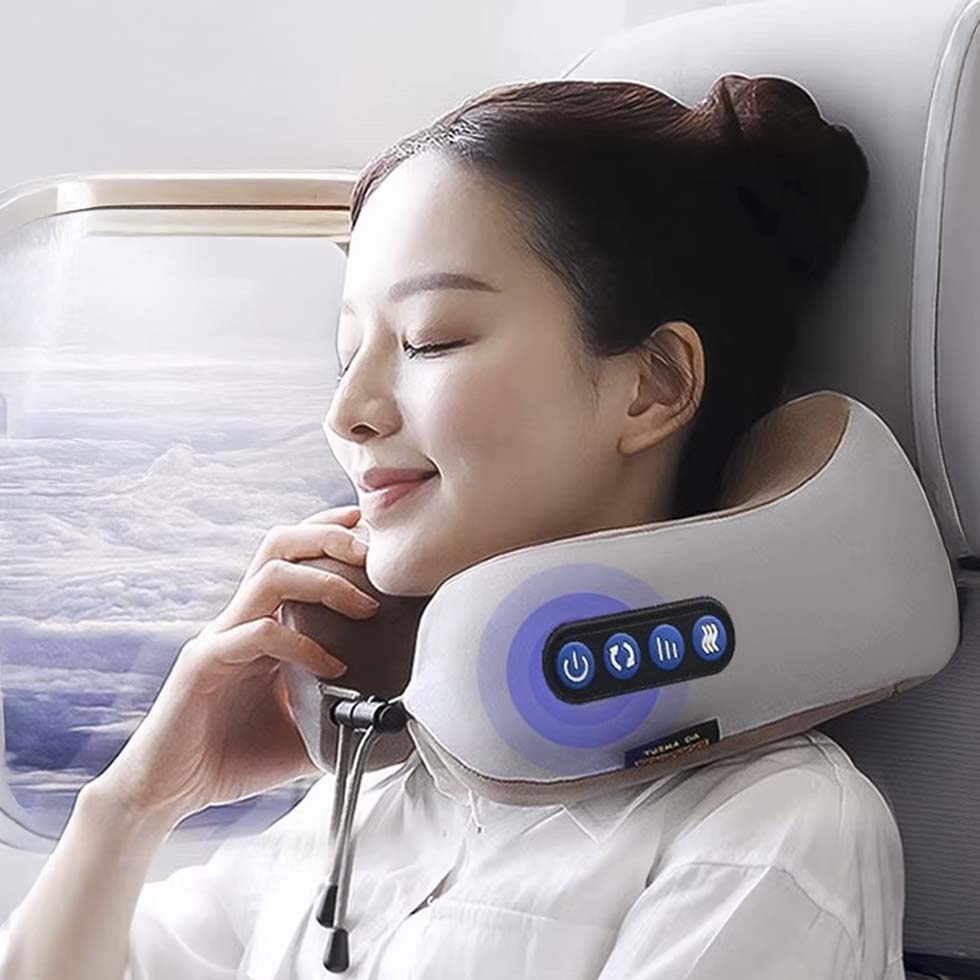Mujer usando Neck Relaxer durante un vuelo, mostrando la portabilidad del masajeador cervical para viajes