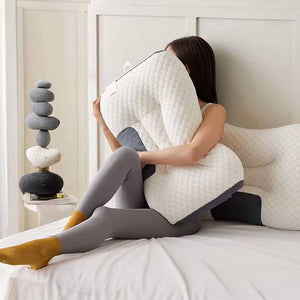Mujer abrazando almohada ergonómica Perfect Dream Pillow, transmitiendo sensación de suavidad, comodidad y conexión emocional con el producto